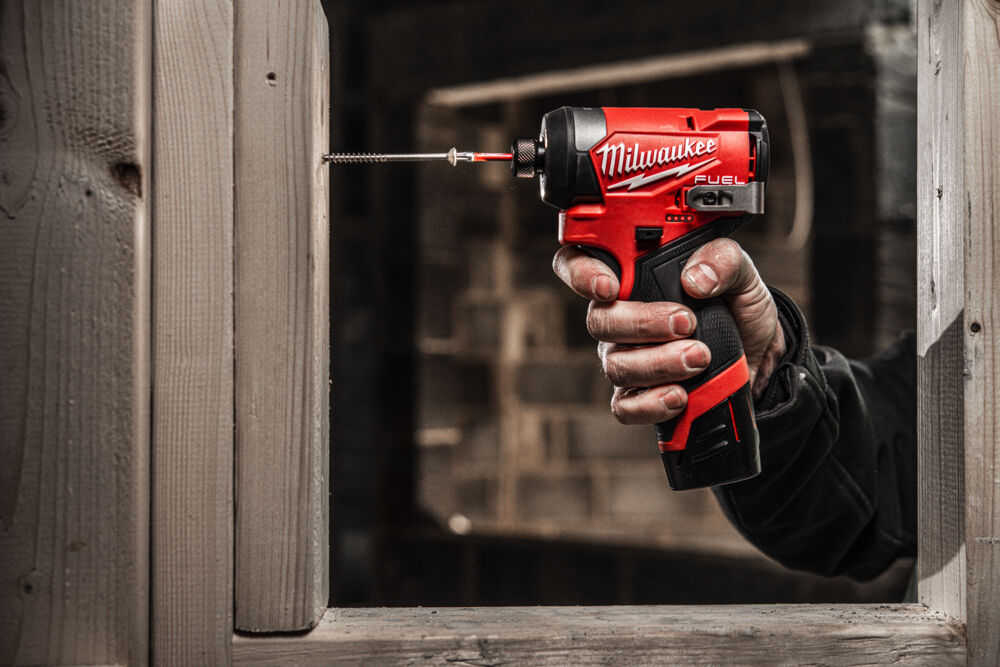 MILWAUKEE M12 FID2-202X FUEL subkompaktní rázový utahovák 1/4" HEX, 12V / 2x 2,0Ah - 4933479877