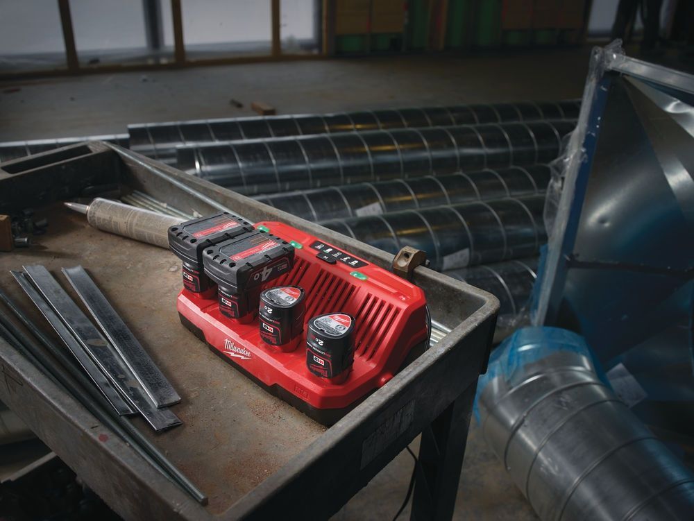 MILWAUKEE M12 C4 Nabíječka baterií Li-Ion 12V, 4 porty - 4932430554