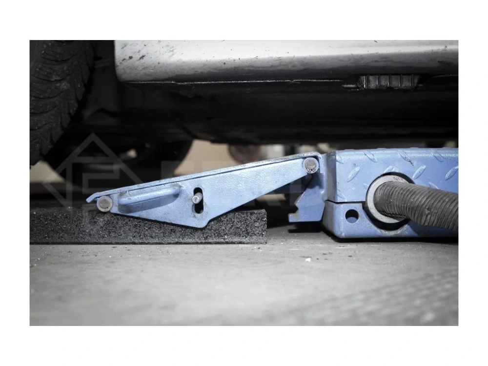 Ferdus 10.327 Nájezdová rampa 30 mm gumová, pro nůžkové a sloupové zvedáky