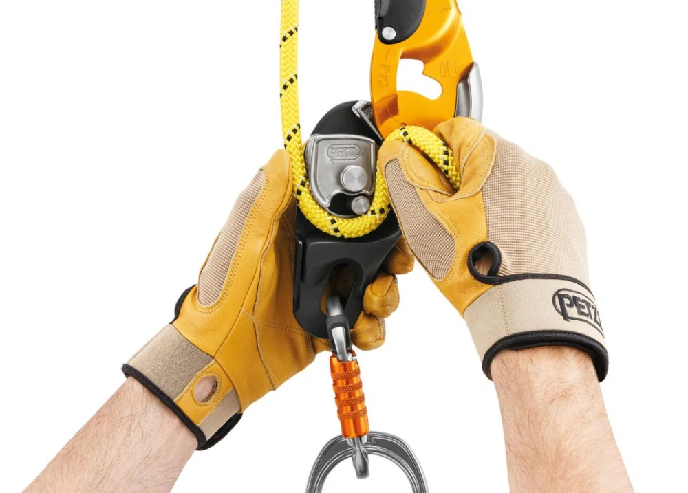 PETZL RIG slaňovací brzda ČERNÁ