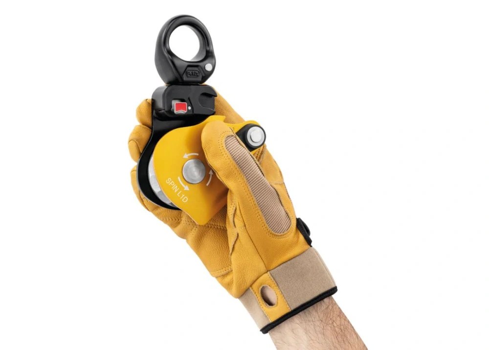 PETZL SPIN L1D jednostranná kladka s otočným závěsem (swivelem)