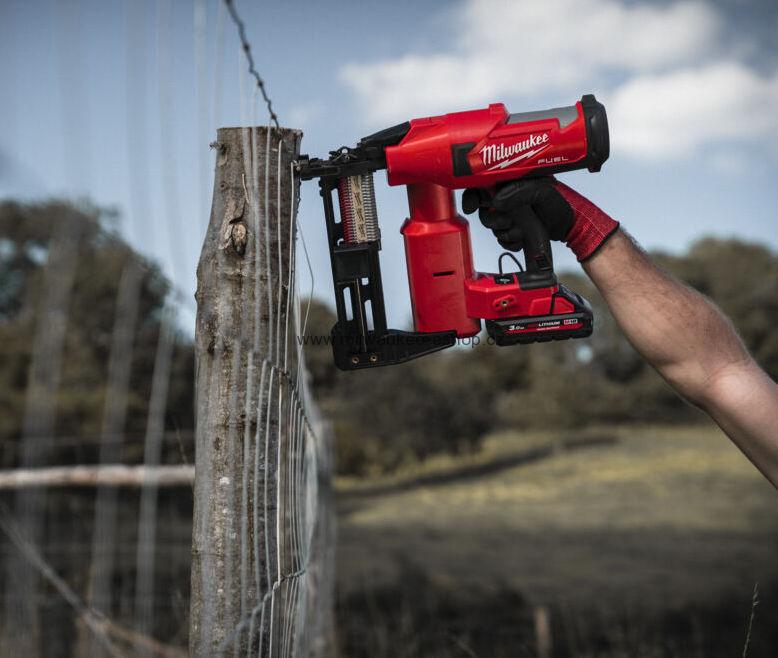 MILWAUKE M18 FFUS-302C FUEL™ aku sponkovačka na oplocení 18V/3,0Ah - 4933479832