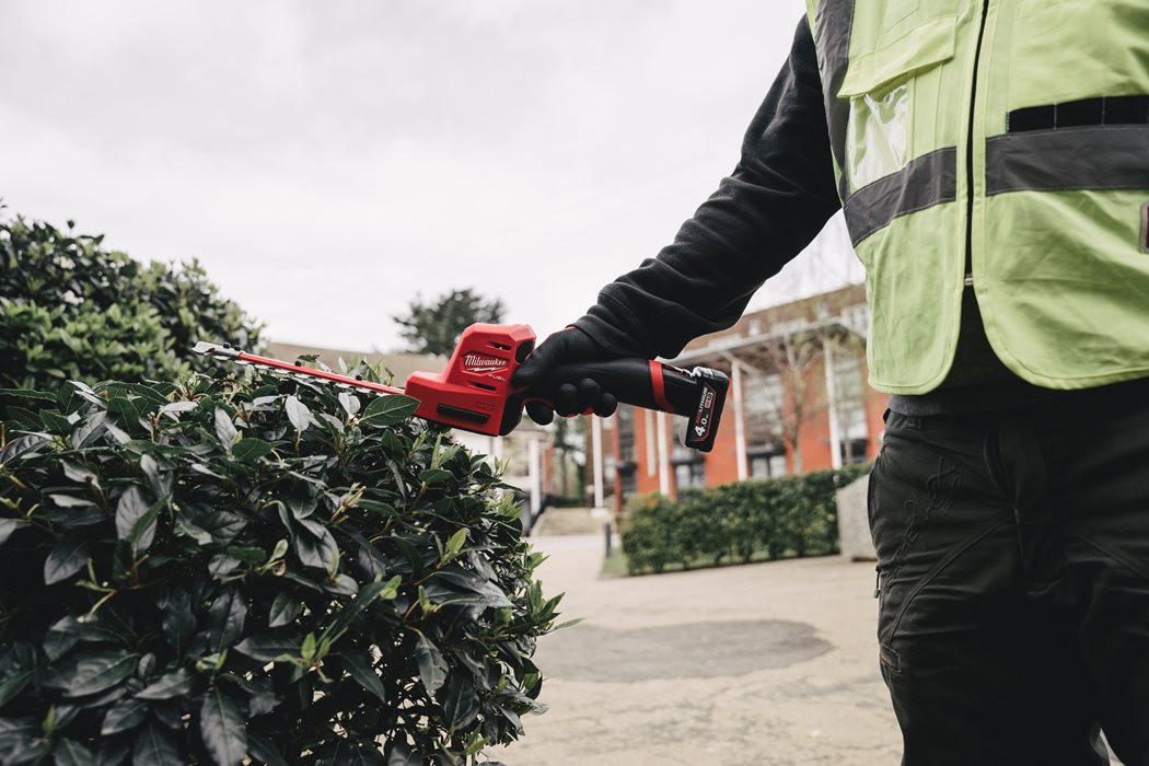 MILWAUKEE M12 FHT20-0 Aku plotostřih, 20cm, 12V (bez aku) - 4933479675