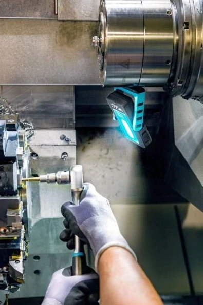 HAZET 1979N-82 Dílenská montážní LED lampa, 3 W, 300 lm, nastavitelná základna, s háčkem a magnetem