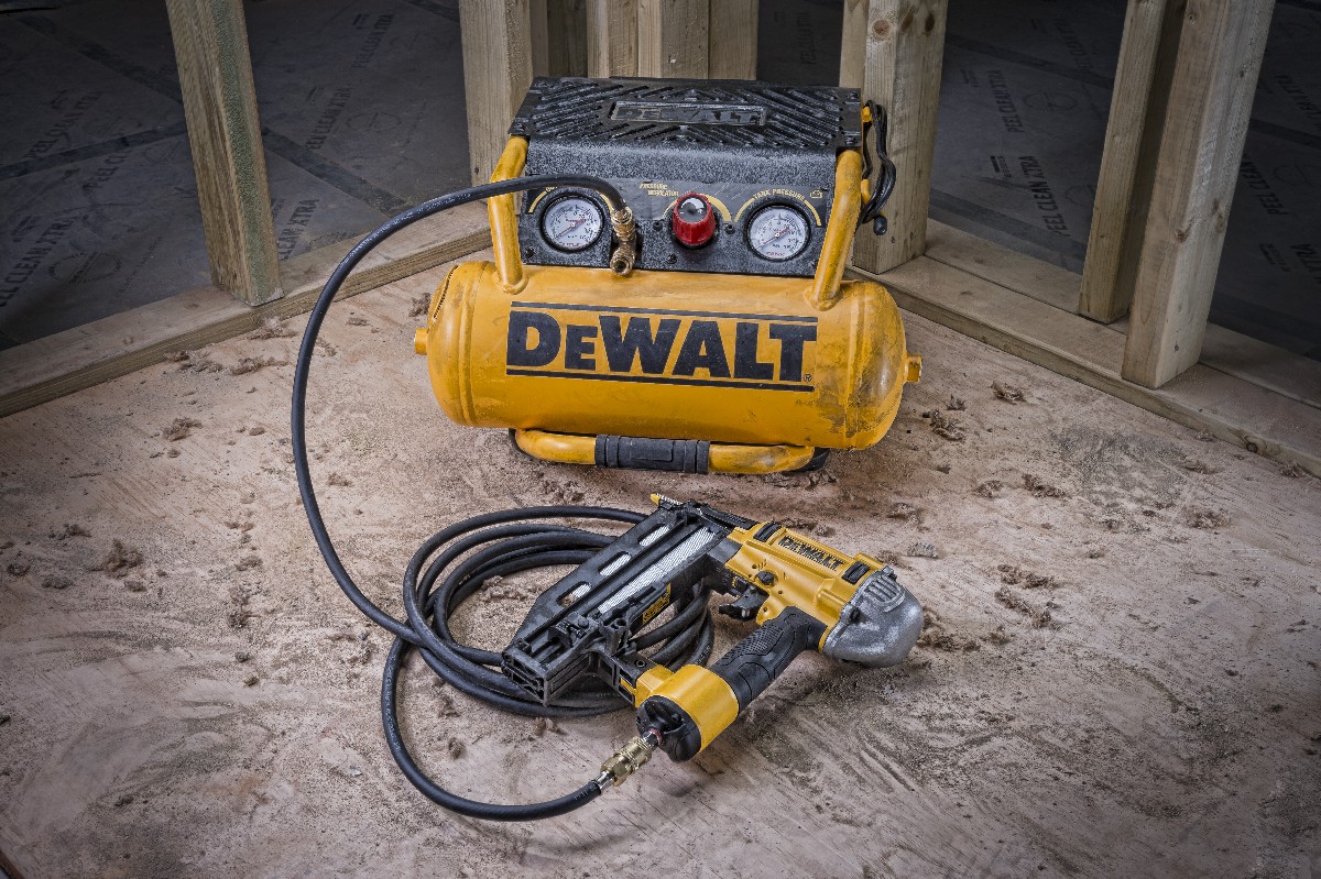 DEWALT DPC10RC Kompresor bezolejový 1,5kW, 10bar, 10l + hadice