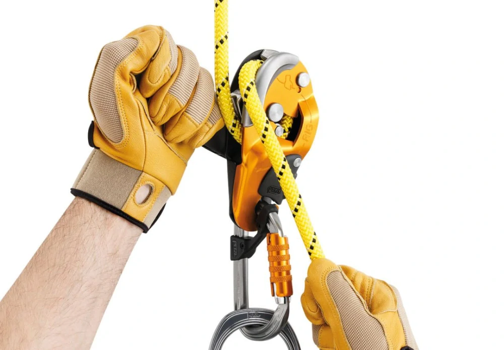 PETZL RIG slaňovací brzda ČERNÁ