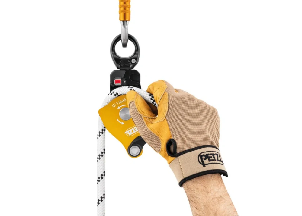 PETZL SPIN L1D jednostranná kladka s otočným závěsem (swivelem)