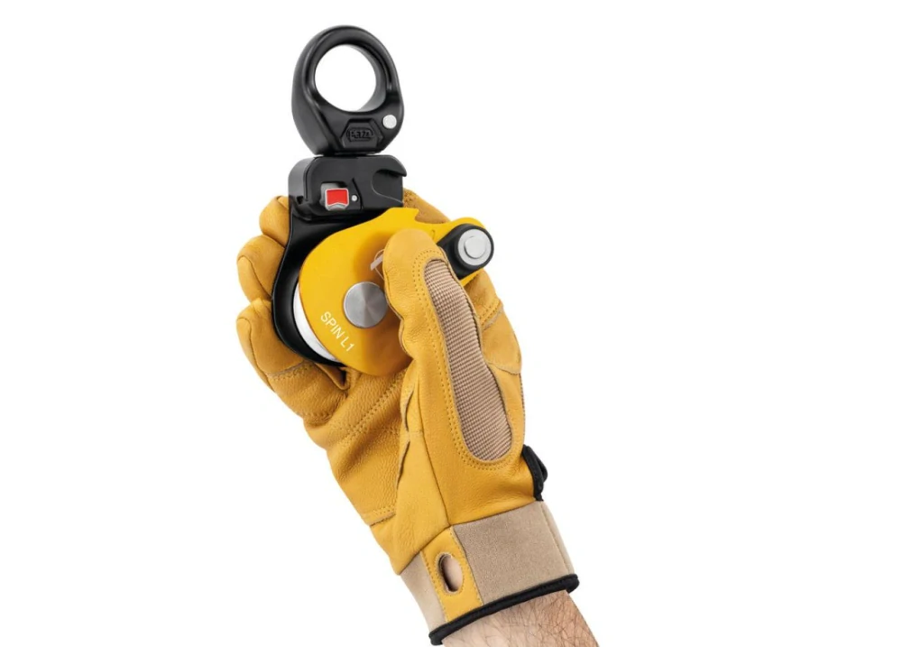 PETZL SPIN L1 kladka s otočným závěsem (swivelem) ČERNÁ