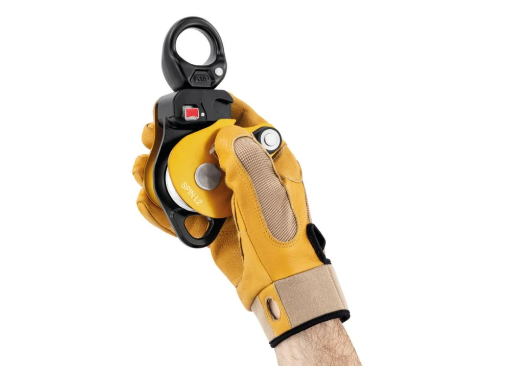 PETZL SPIN L2 dvojitá kladka s otočným závěsem (swivelem)