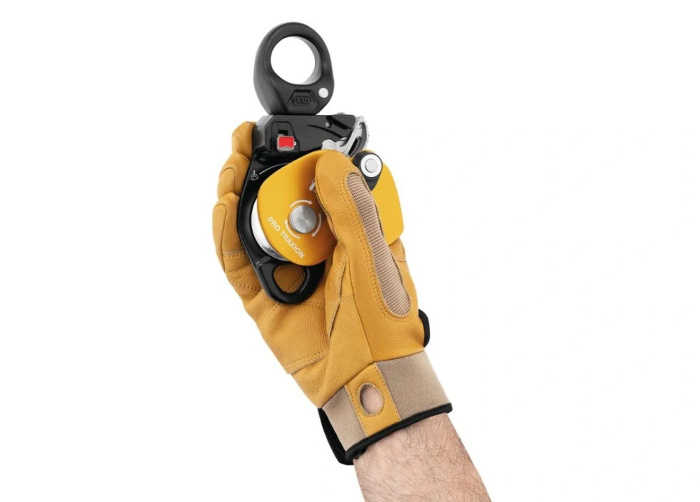 PETZL PRO TRAXION odolná kladka s blokantem a otočným závěsem