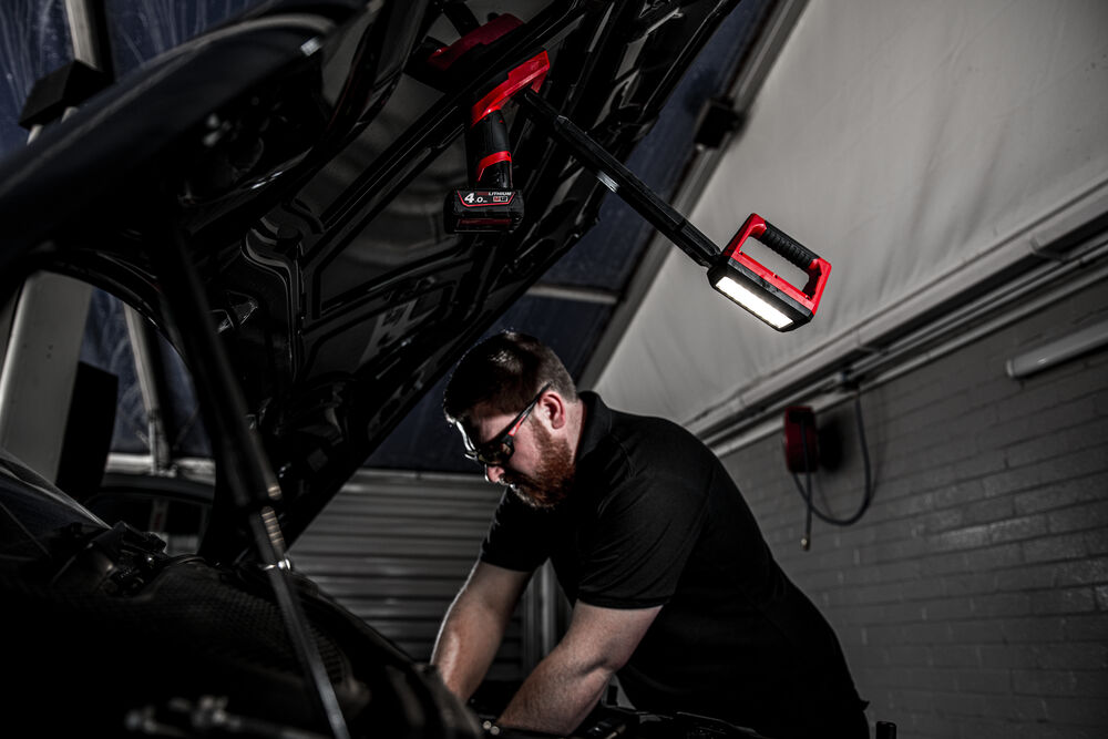 MILWAUKEE M12 UHL-0 Montážní lampa LED, nabíjecí s držákem pod kapotu 12V (bez aku) - 4933459432