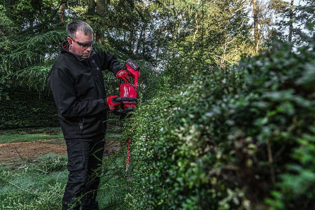 MILWAUKEE M18 FHT45-0 Aku plotostřih 18V, 45cm (bez aku) - 4933479677