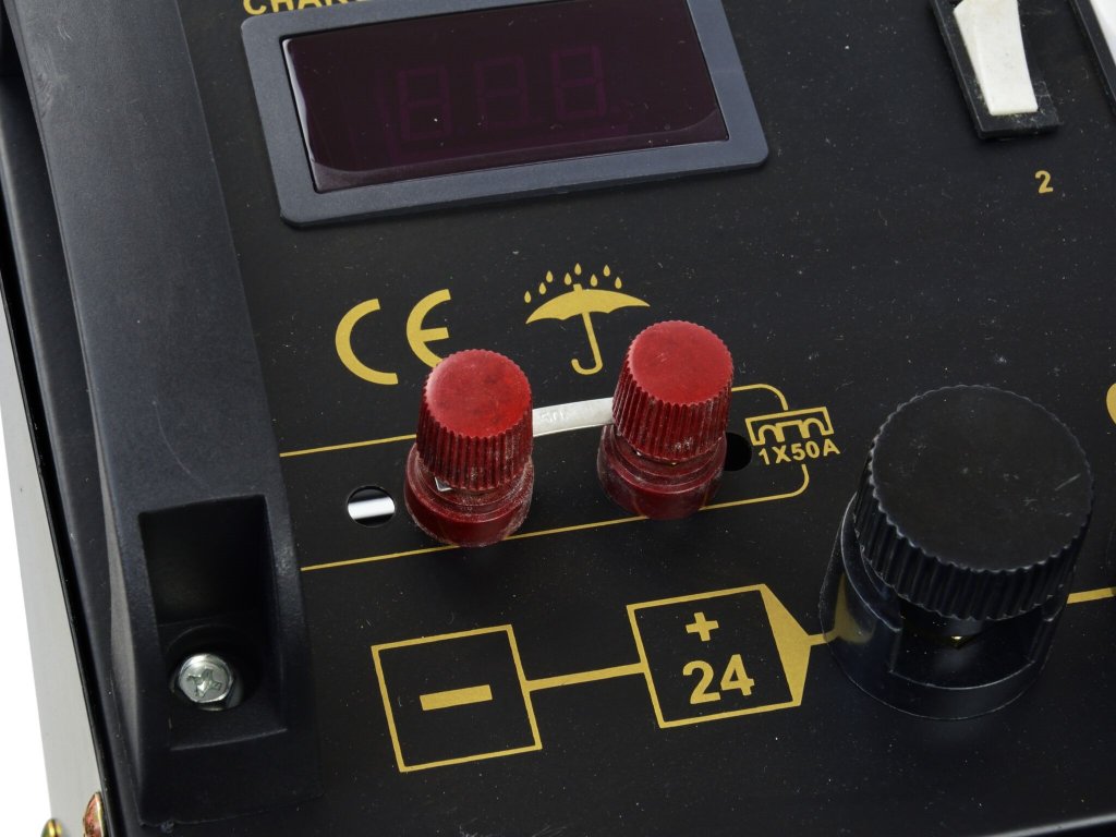 GEKO G80024 Class 430 Nabíječka autobaterií - startovací zdroj, 12V a 24V