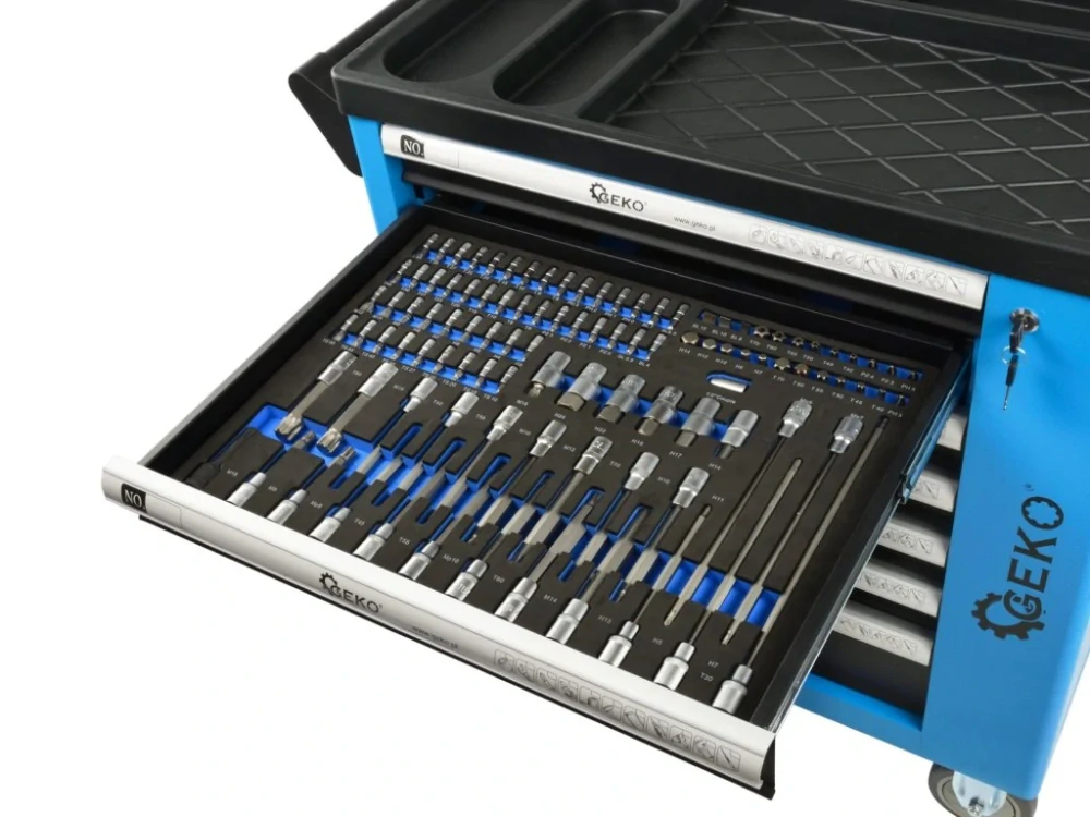 GEKO G10833 Dílenský montážní vozík vybavený, 243 ks nářadí, 7 zásuvek a skříňka