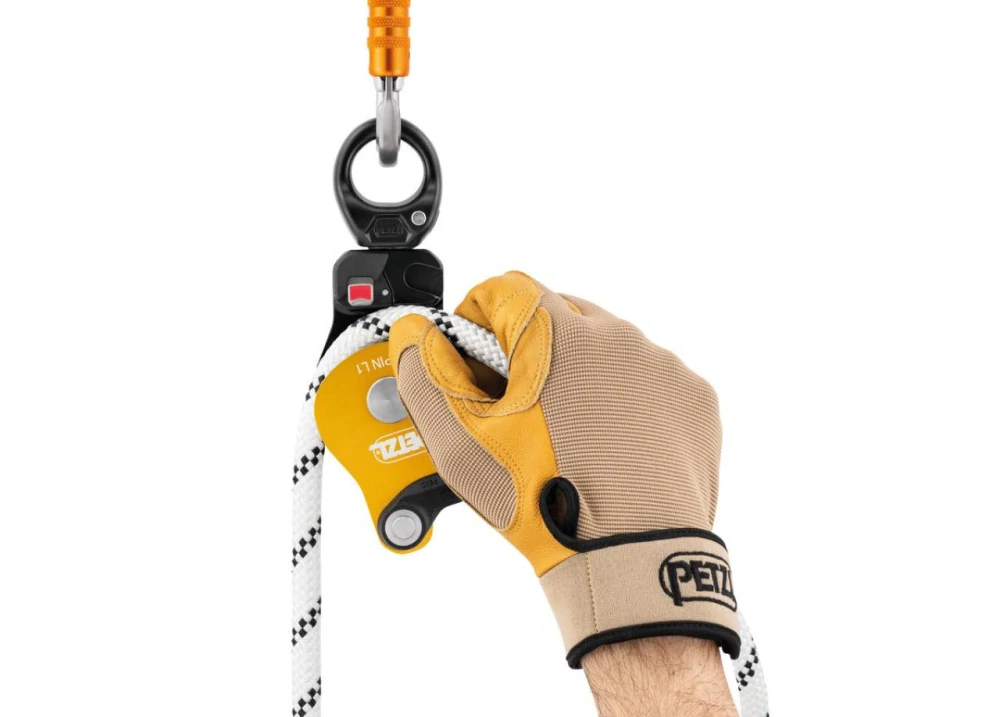 PETZL SPIN L1 kladka s otočným závěsem (swivelem) ČERNÁ