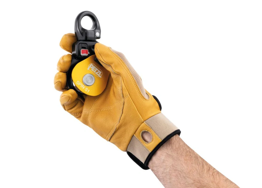 PETZL SPIN S1 jednostranná kladka s otočným závěsem (swivelem)
