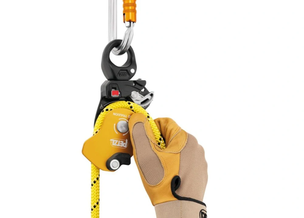 PETZL PRO TRAXION odolná kladka s blokantem a otočným závěsem