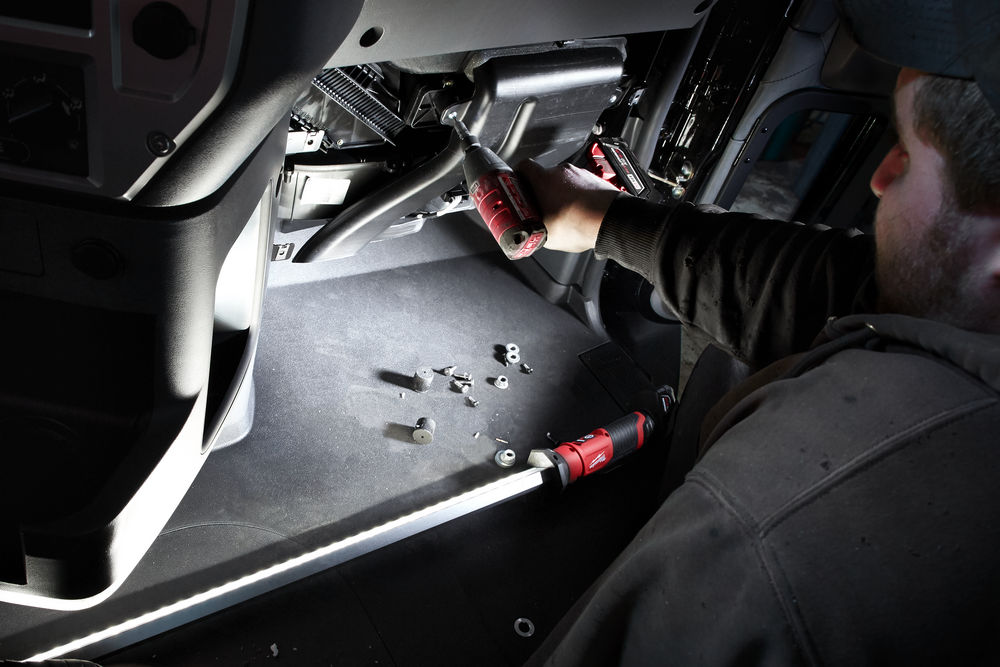 MILWAUKEE M12 UHL-0 Montážní lampa LED, nabíjecí s držákem pod kapotu 12V (bez aku) - 4933459432