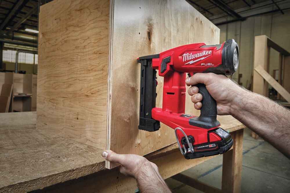 MILWAUKEE M18 FNCS18GS-0X Aku sponkovačka s úzkou korunkou 18V (bez aku) - 4933471942