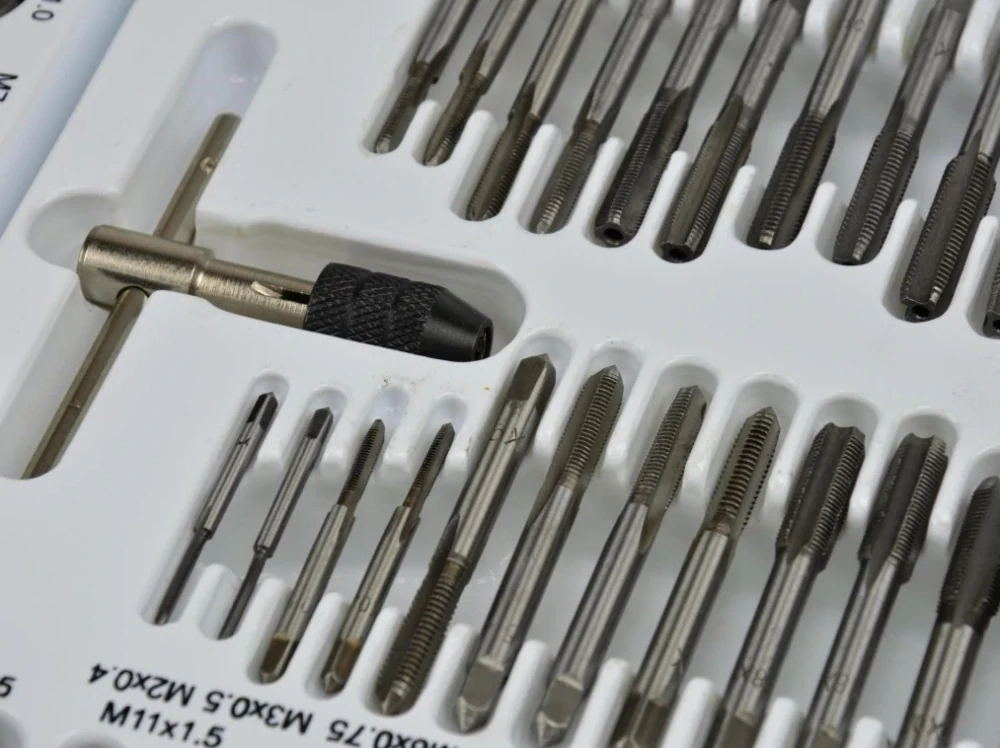 GEKO G38300 Závitníky a závitová očka M2-M18, sada 110 ks