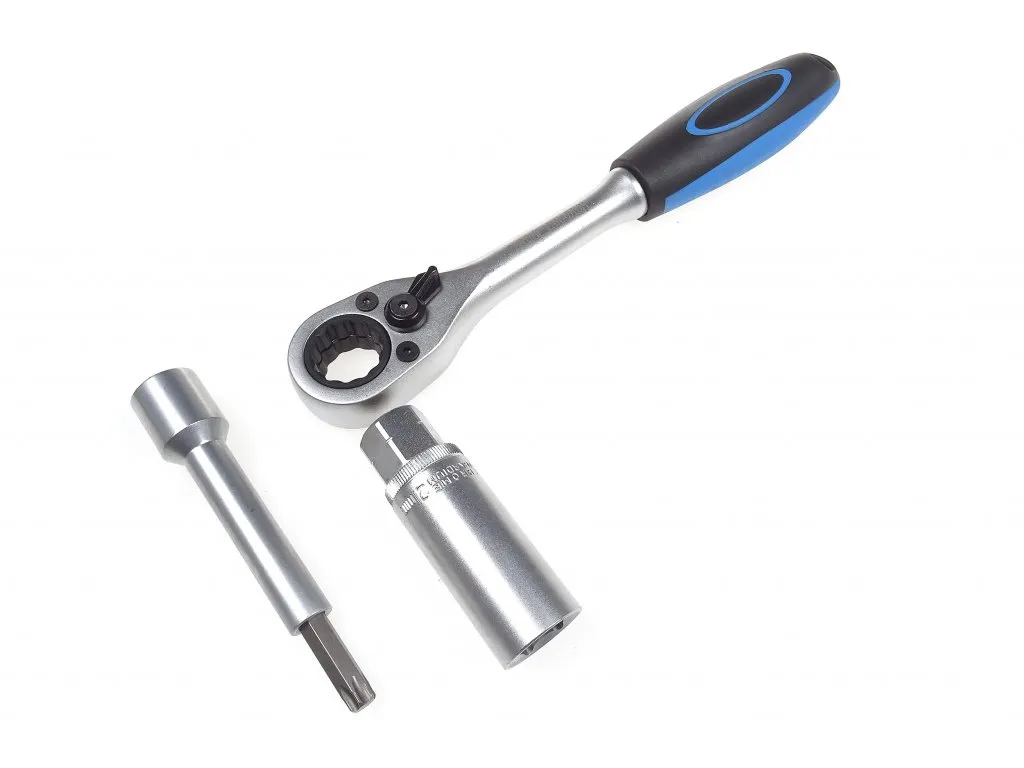 QUATROS QS80418 Hlavice s průchozí ráčnou na servis tlumičů McPherson, sada 18 ks