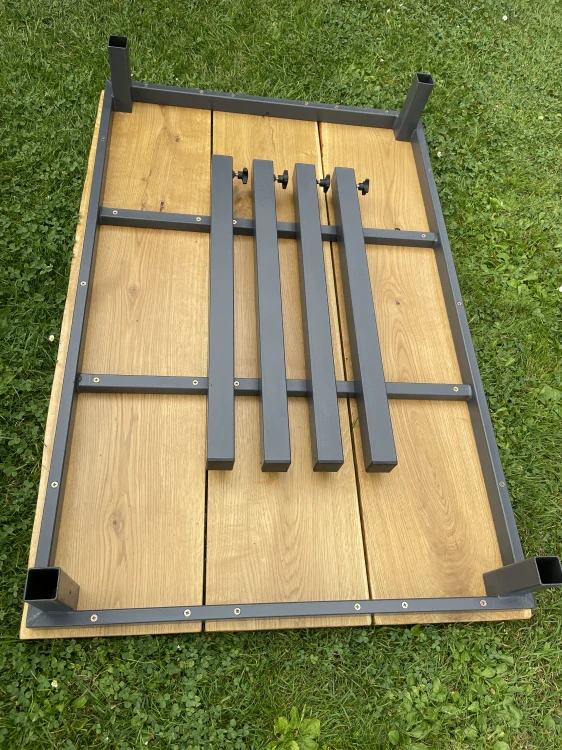 PELA kvalitní ručně vyrobený ocelový zahradní stůl s dubovou deskou (120x80 cm)