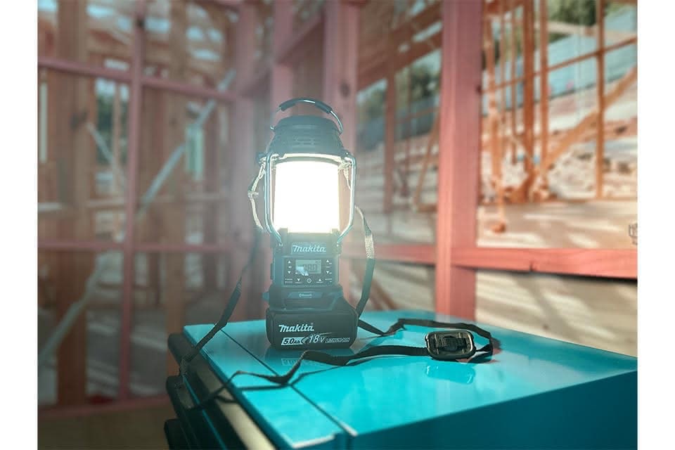 MAKITA DMR057 Aku rádio bluetooth se svítílnou 14,4 V / 18 V (bez aku)