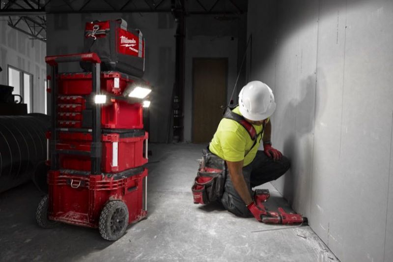 MILWAUKEE M18 POALC-0 Packout Aku lampa LED 18V 3000 lm, otočné hlavy, s nabíječkou (bez aku) - 4933478120