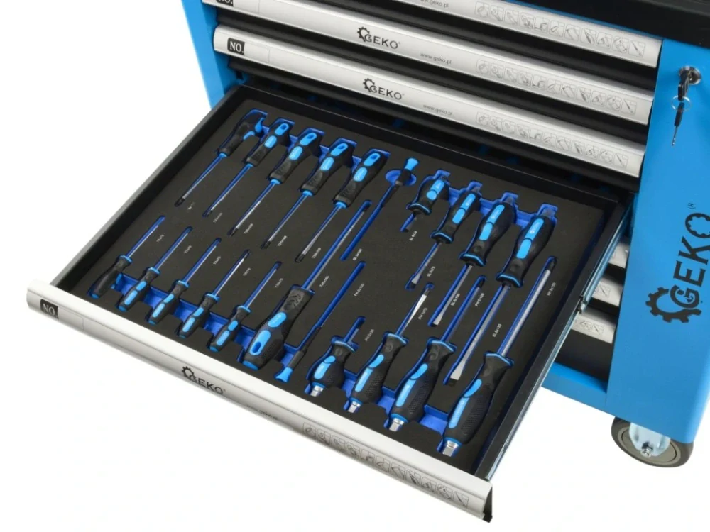 GEKO G10833 Dílenský montážní vozík vybavený, 243 ks nářadí, 7 zásuvek a skříňka