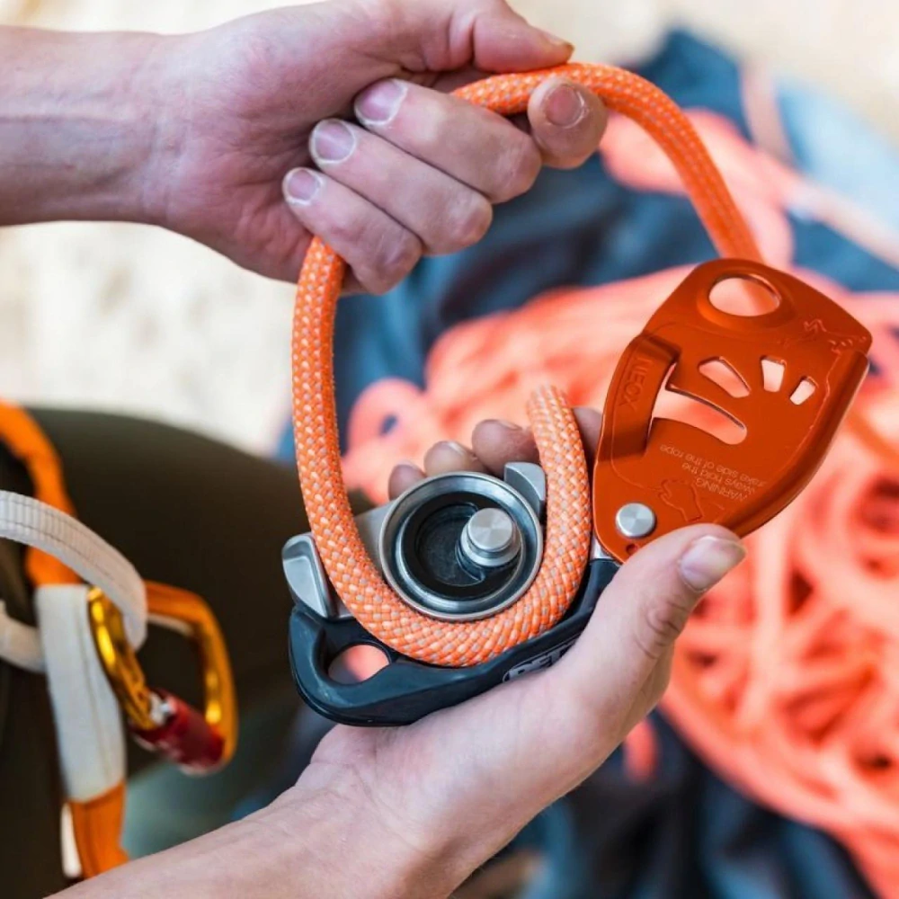 PETZL NEOX LIGHT GRAY jistící brzda šedá