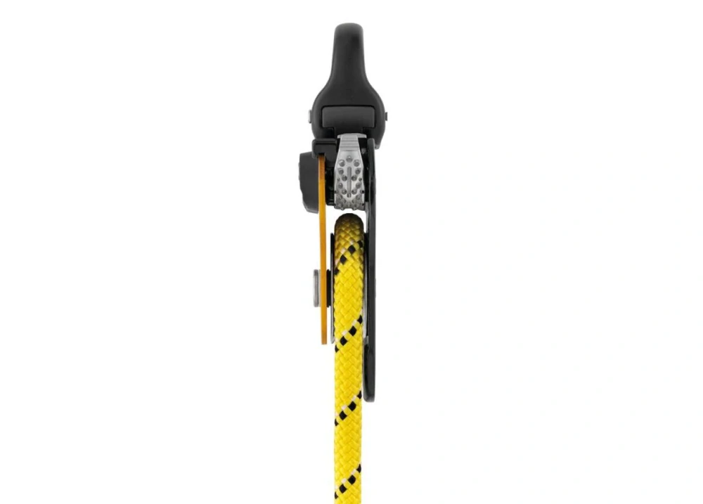 PETZL PRO TRAXION odolná kladka s blokantem a otočným závěsem