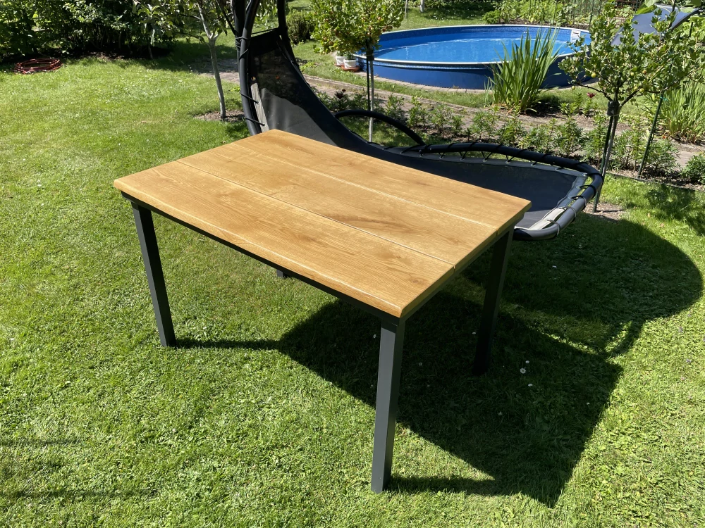 PELA kvalitní ručně vyrobený ocelový zahradní stůl s dubovou deskou (120x80 cm)
