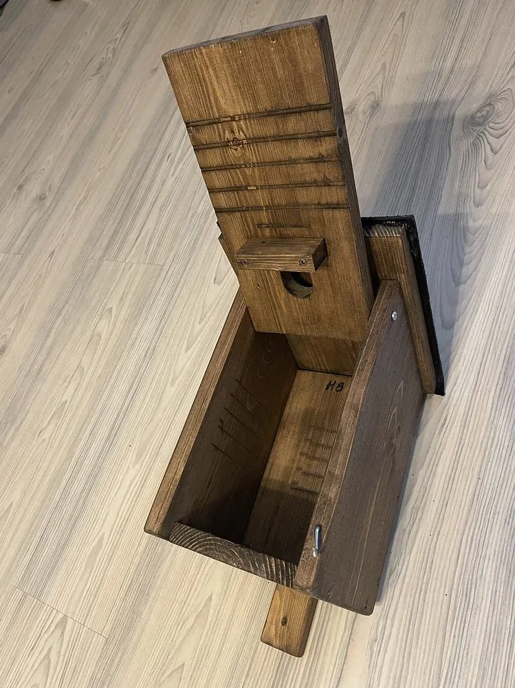 Univerzální dřevěná ptačí budka hnědá - PELA04